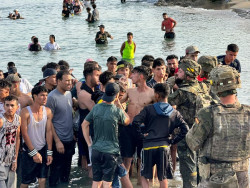 Miles de personas siguen regresando a Marruecos, mientras que ya solo peque&ntilde;os grupos tratan de entrar a Ceuta a nado