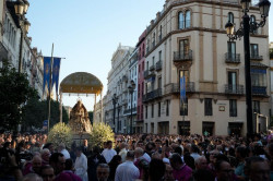 Miles de sevillanos acompa&ntilde;an a la Virgen de los Reyes en una procesi&oacute;n de hora y media marcada por el calor