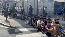Militares apoyan a la Polic&iacute;a en la contenci&oacute;n de cientos de j&oacute;venes marroqu&iacute;es frente a la Comisar&iacute;a de Ceuta