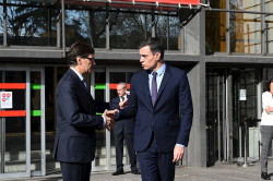 Moncloa se aparta  de la gesti&oacute;n del coronavirus, dice Sanidad,  mientras en Francia todos y Macron a la cabeza luchan contra esta epidemia