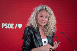 Montse M&iacute;nguez se ve obligada a dimitir  por el doble lenguaje que empleaba  y los pisos de su pareja