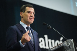Moreno pide a S&aacute;nchez convocar elecciones tras el "varapalo" a los decretos de vivienda: "Es una moci&oacute;n de confianza"