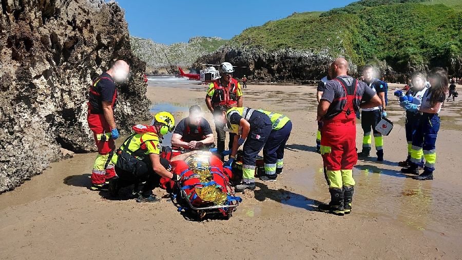 Muere un hombre, argentino, en la playa en Val de San Vicente y un ...
