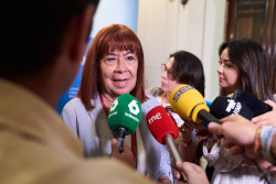 Narbona  de veraneo todo gratis en la UIMP dice que las versiones de Maslaska y Robles sobre los informes del CNI sobre Ceuta es lo mismo