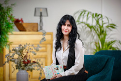 Nerea Ermia recupera el humor de Jane Austen en `Literariamente tuya`: "El romance da esperanza, ahora es muy necesaria"