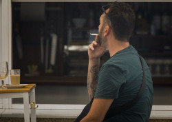 Neum&oacute;logos piden que se proh&iacute;ba fumar en las terrazas para proteger a no fumadores y ayudar a reducir el tabaquismo