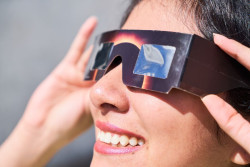  OCU, que no es otra cosa que una  Organizaci&oacute;n de consumidores, aconseja adquirir gafas con marcado CE y referencia EN ISO 12312-2:2015 para observar el eclipse