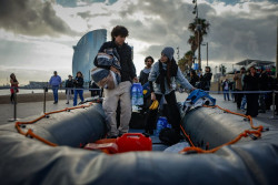Open Arms y La Fura dels Baus escenifican en Barcelona una experiencia en una patera durante 3 d&iacute;as