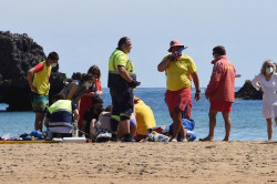 Organizadores de los Campeonatos de Salvamento y Socorrismo salvan la vida a una mujer en una playa de Noja