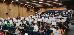 Orientadores educativos levantan pancartas a favor de este servicio público contra la consejera Lombó
