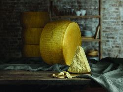 Parmigiano Reggiano alcanza una facturaci&oacute;n de 3.960 millones en 2025
