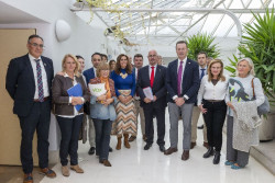 Pascual confirma que la protonterapia se licitará este mes pese a las "dificultades"