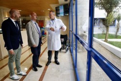 Pascual considera "un hecho histórico" la incorporación de 14 nuevos médicos al Hospital de Laredo en septiembre