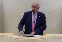 Pascual niega "el caos sanitario" y la oposición le pide un "cambio de rumbo"