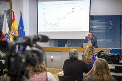 Pascual rechaza las críticas de Zuloaga: "En vez de encender Cantabria tiene que encender la mente"