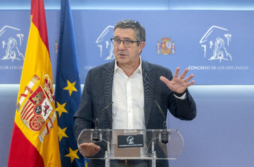 Patxi López no aclara el alcance del pacto anunciado por Junts para obligar a grandes empresas a atender en catalán porque puede ser ilegal e inconstitucional