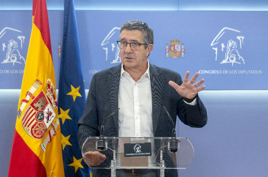 Patxi López no aclara el alcance del pacto anunciado por Junts para obligar a grandes empresas a atender en catalán porque puede ser ilegal e inconstitucional
