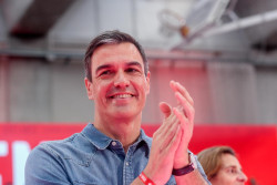 Pedro Sánchez, jinete caballo blanco Mariano Cabrero Bárcena es escritor