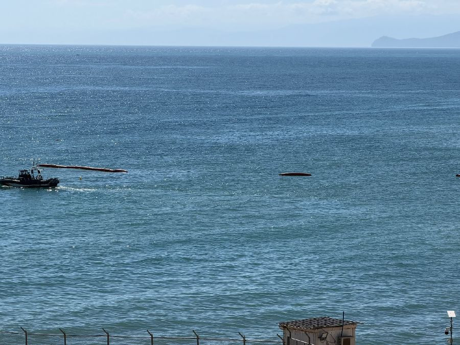 Penoso pitorreo total, se desinfla buena parte de la boya neum&aacute;tica en la frontera mar&iacute;tima del Tarajal en Ceuta