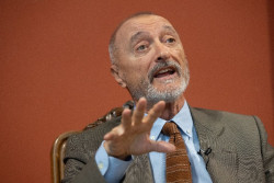 Pérez Reverte llama "mediocre y paniaguado" al director del Cervantes y acusa a Exteriores de querer "colonizar" la RAE