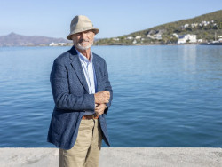 P&eacute;rez-Reverte lleva la guerra civil al Egeo en `La isla de la Mujer Dormida`: "Hay que educar a los ni&ntilde;os en el horror"