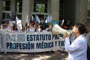 Piden dialogo para evitar la huelga m&eacute;dica indefinida