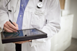 Piden homenajear a todos los sanitarios aplaudiendo esta noche en ventanas, terrazas y balcones de Espa&ntilde;a
