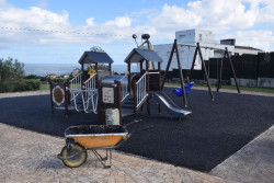 Pi&eacute;lagos concluye con el `parque de la tirolina` la mejora de las zonas de juego infantil de Liencres