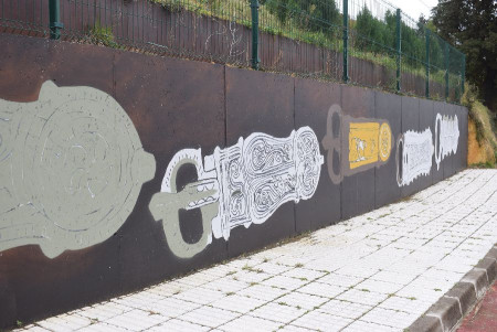 Piélagos pinta un mural por el 20 aniversario del hallazgo de cinco broches visigodos en la cueva de Las Penas