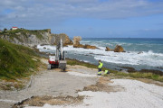 Pi&eacute;lagos repara el acceso a la playa de La Arn&iacute;a y exige a Costas mejorar la seguridad en Somocuevas