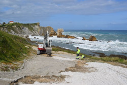 Pi&eacute;lagos repara el acceso a la playa de La Arn&iacute;a y exige a Costas mejorar la seguridad en Somocuevas