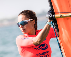 Pilar Lamadrid es primera seguida de su compañera de club y representante española para los JJ.OO. de Tokio en RS:X Blanca Manchón,