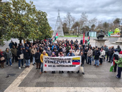 Poco m&aacute;s cincuenta personas se concentra en Santander para "condenar" el ataque de EEUU a Venezuela