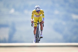 Pogacar completa su en&eacute;sima exhibici&oacute;n en la cronoescalada y apuntala el Tour