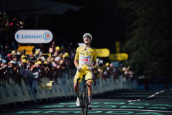 Pogacar domina el Macizo Central y sentencia el Tour
