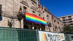 PP de Torrelavega dice que PRC-PSOE está "solo a gestos" tras colocar la bandera LGTBI en el "frágil" Palacio Municipal