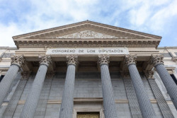 PP, Vox y Junts se al&iacute;an en el Congreso para pedir la expulsi&oacute;n de migrantes y vetar la educaci&oacute;n sexual en la escuela