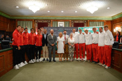 (Pre) Espa&ntilde;a se aferra a la tierra para olvidar la baja de Alcaraz y superar a la Dinamarca de Rune