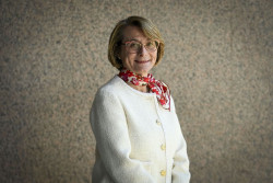 Presidenta de CRUE avisa del "grave problema" de la vivienda para los jóvenes: "Ni con beca pueden pagar la residencia"