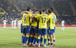 Racing y Las Palmas se juegan el liderato con el Almer&iacute;a al acecho