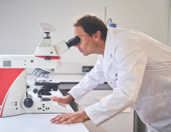 Rafa Nadal visita el centro de innovaci&oacute;n y producci&oacute;n ecosostenible de Cantabria Labs