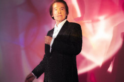 Raphael recala esta noche en Torrelavega con su gira `Victoria`