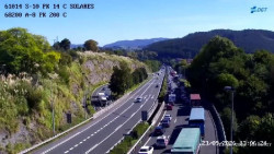 Reabre la A-8 tras la retirada del cami&oacute;n accidentado a la altura de Entrambasaguas
