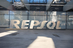Repsol e Indra suben con fuerza en Bolsa tras el ataque a Ir&aacute;n