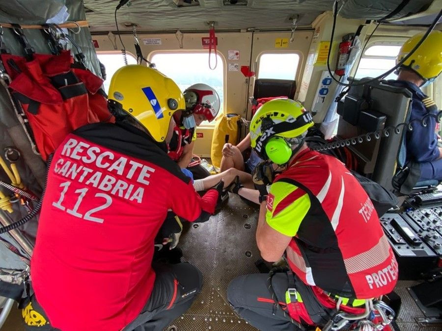 Rescatada en helicóptero una joven con lesión en el tobillo en la ...