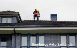  Rescatada ilesa una menor del tejado de unos apartamentos de Boo de Pi&eacute;lagos
