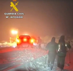 Rescatada una familia atrapada en su veh&iacute;culo por la nieve en Las Navas del Marqu&eacute;s (&Aacute;vila)