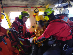  Rescatada una remera tras volcar la trainera en la que entrenaba en la playa de Somo