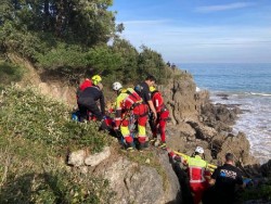 Rescatado muy grave tras caerse tres metros por una sima de los acantilados de Noja