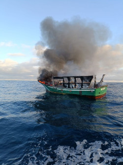  Rescatados cuatro marineros al incendiarse un pesquero a unas 8 millas de la playa de La Franca